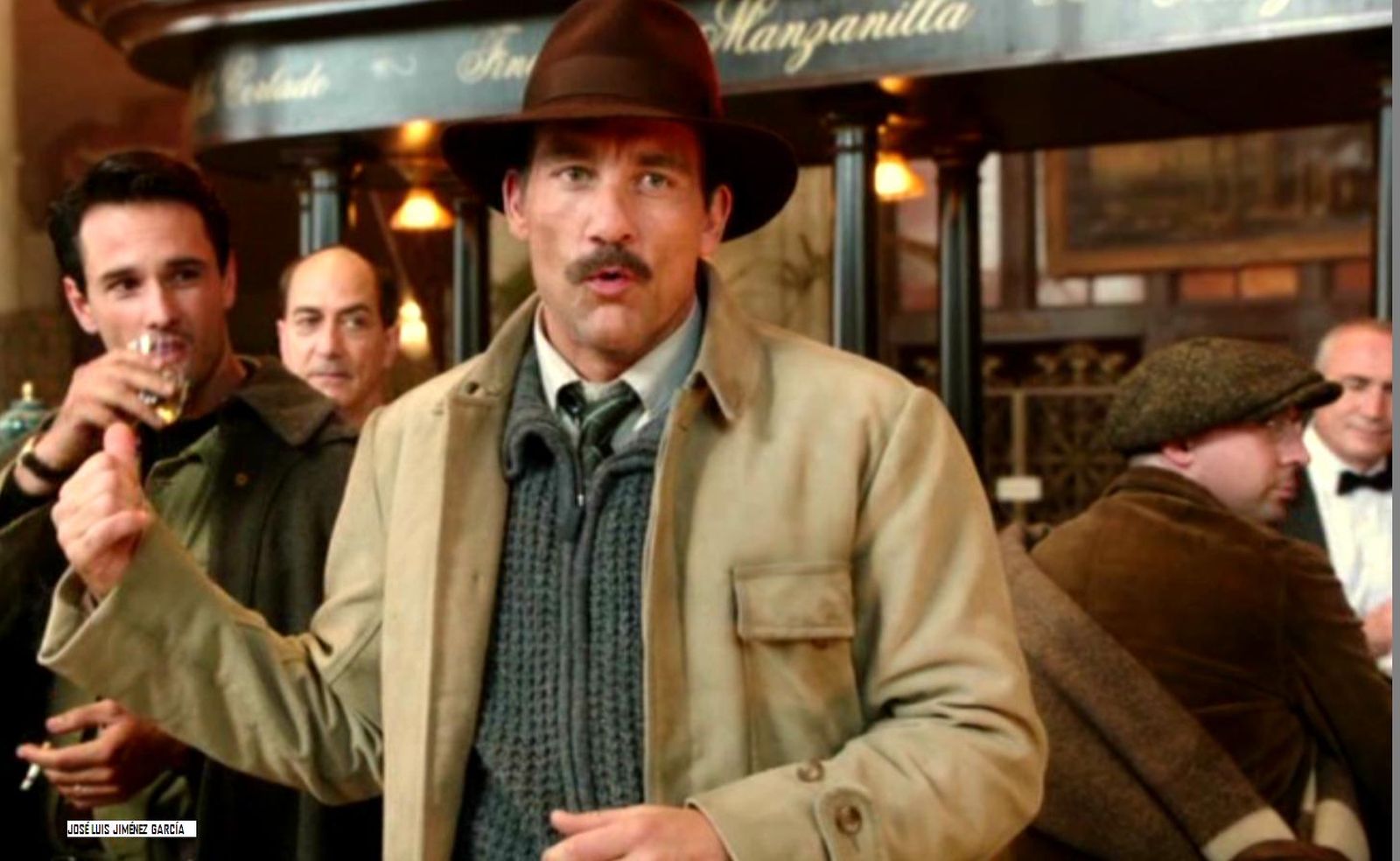 El actor Clive Owen dando vida a Hemingway en el film 'Hemingway&Gellhorn' (2012).