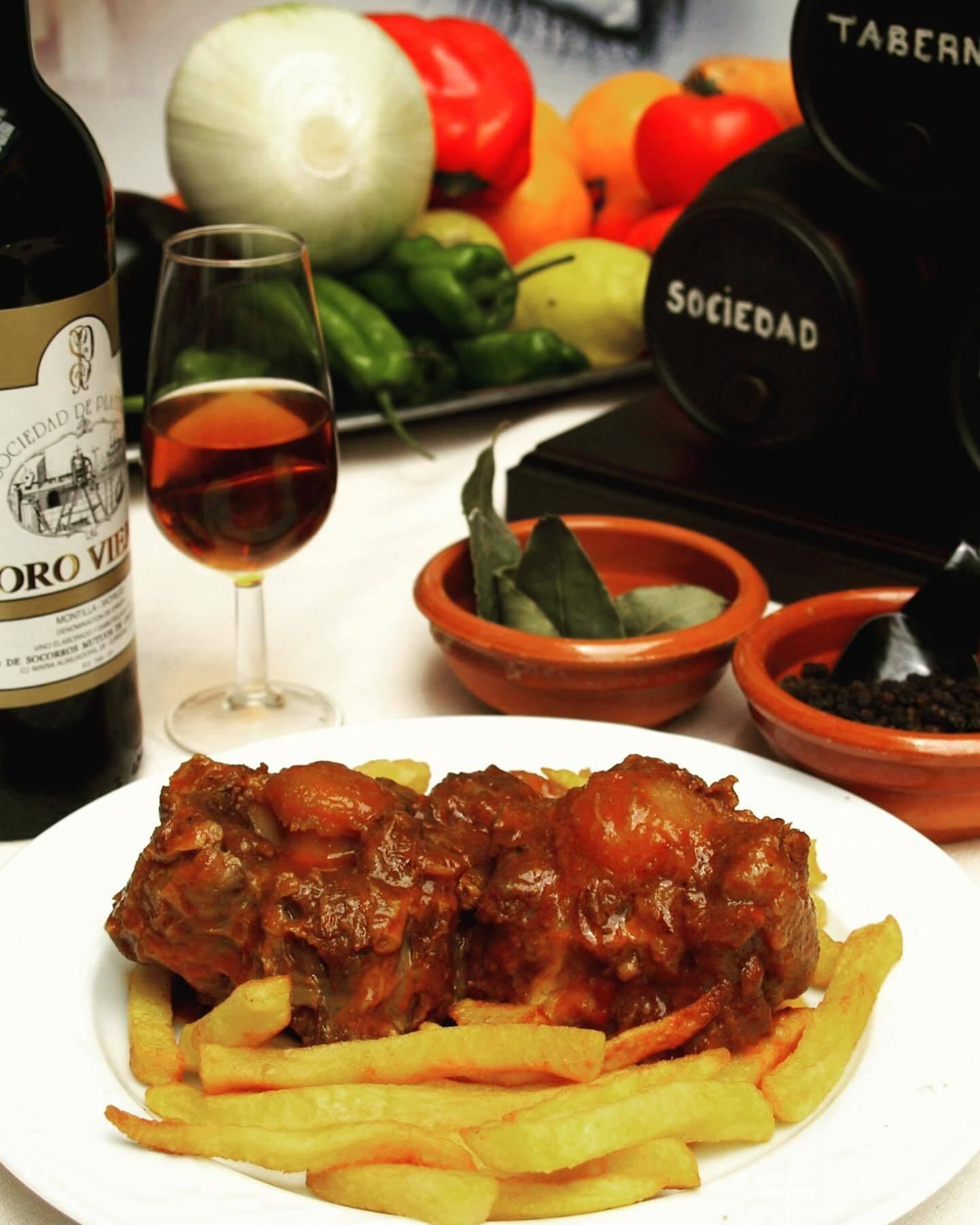 Una de las recetas más clásicas es el rabo estofado de Sociedad de Plateros María Auxiliadora