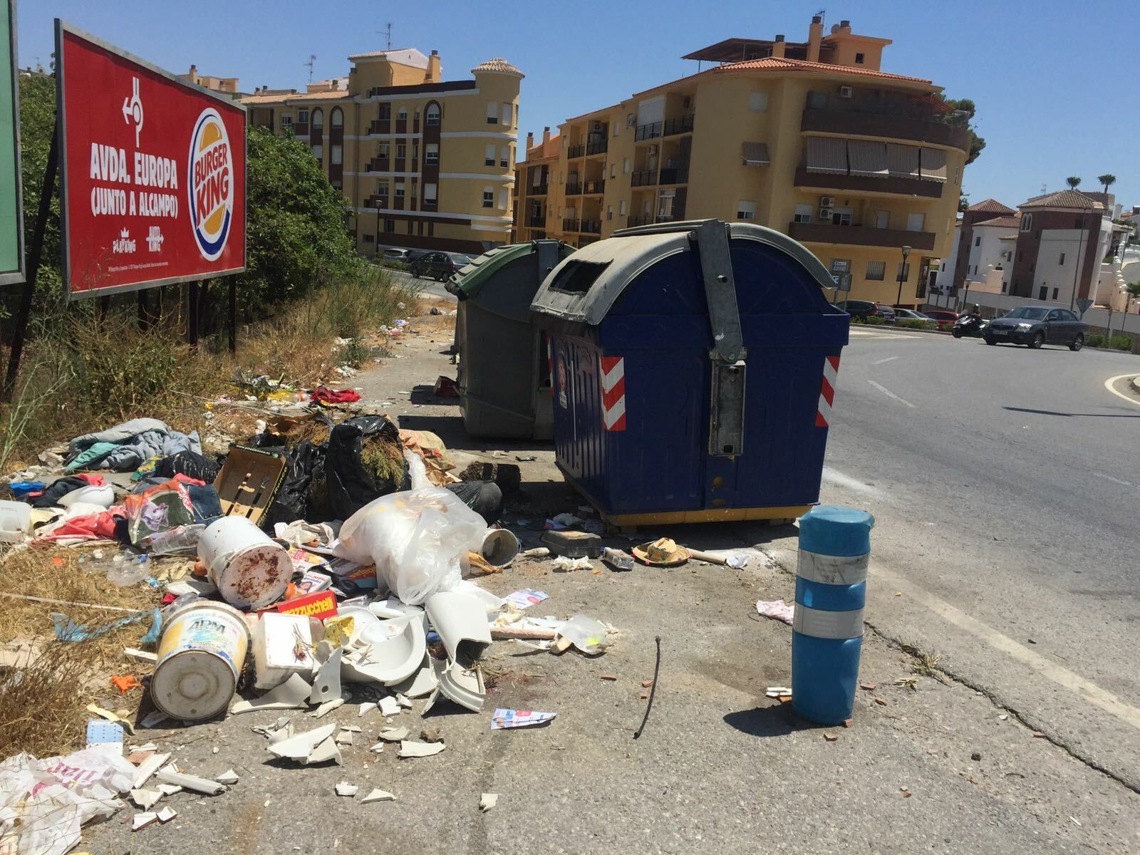 Imagen de archivo de basura acumulada junto a un contenedor en Motril.