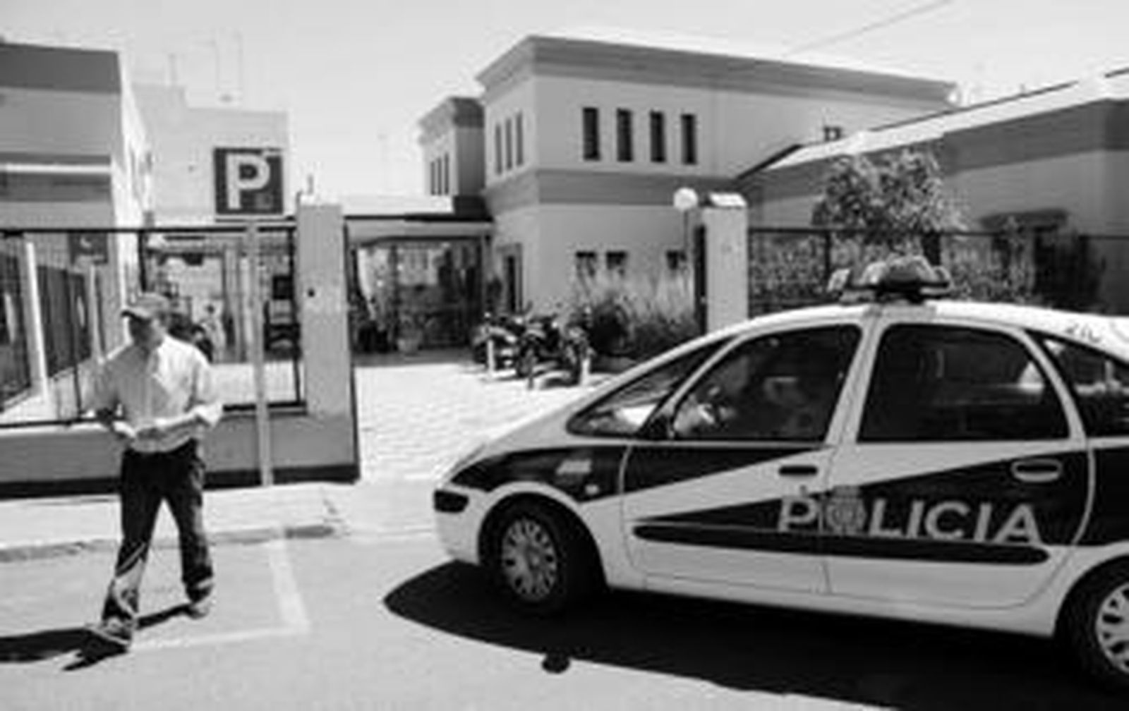 Un patrullero de la Policía Nacional sale del centro de salud de Camas, donde fue atendido el crío, ayer por la mañana.