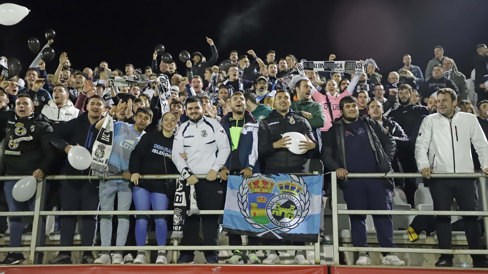 Fotos de la afición durante el Clásico en el Nuevo Mirador