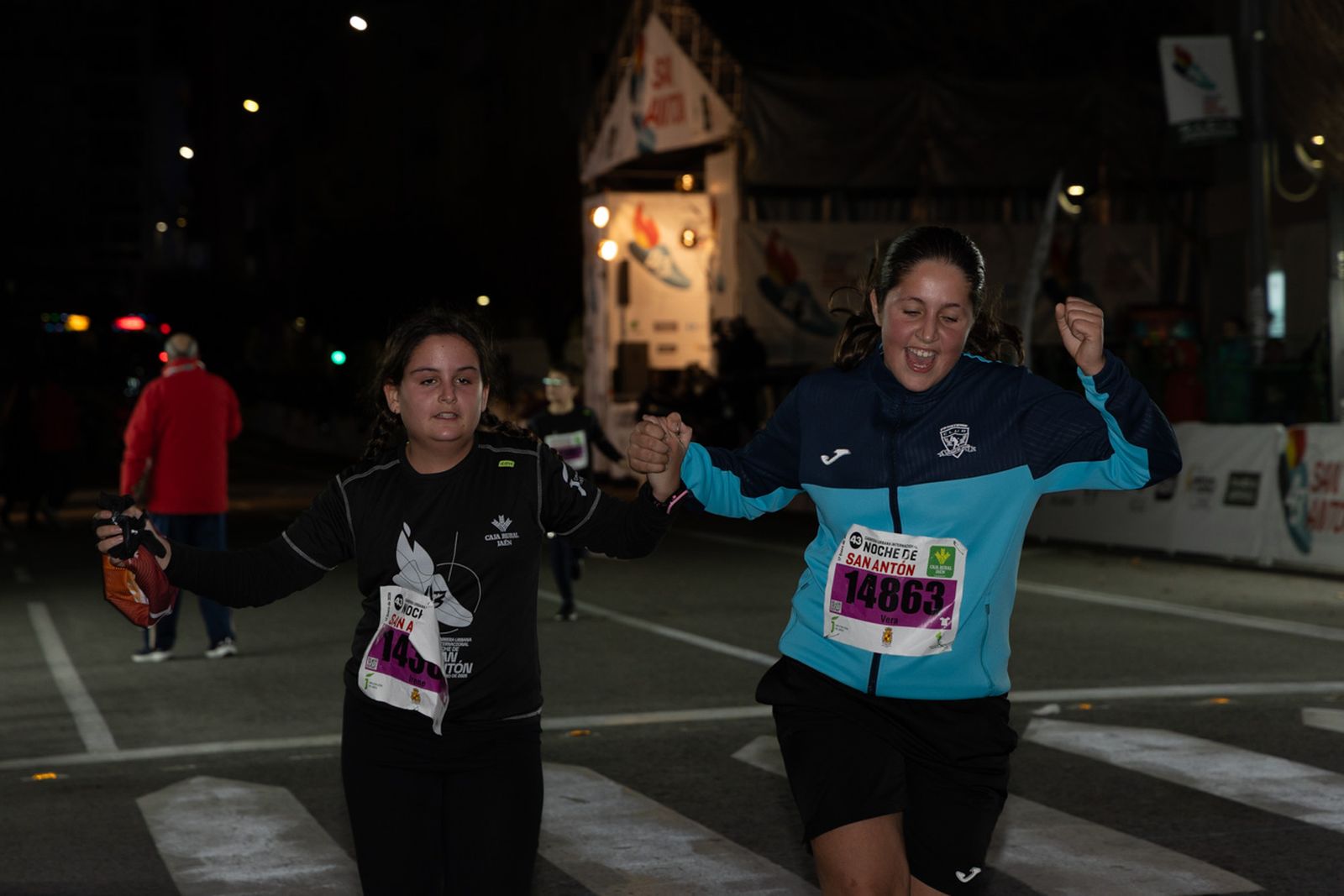 En imágenes: 2.000 atletas brillan con luz propia en la infantil de la Carrera de San Antón 2026
