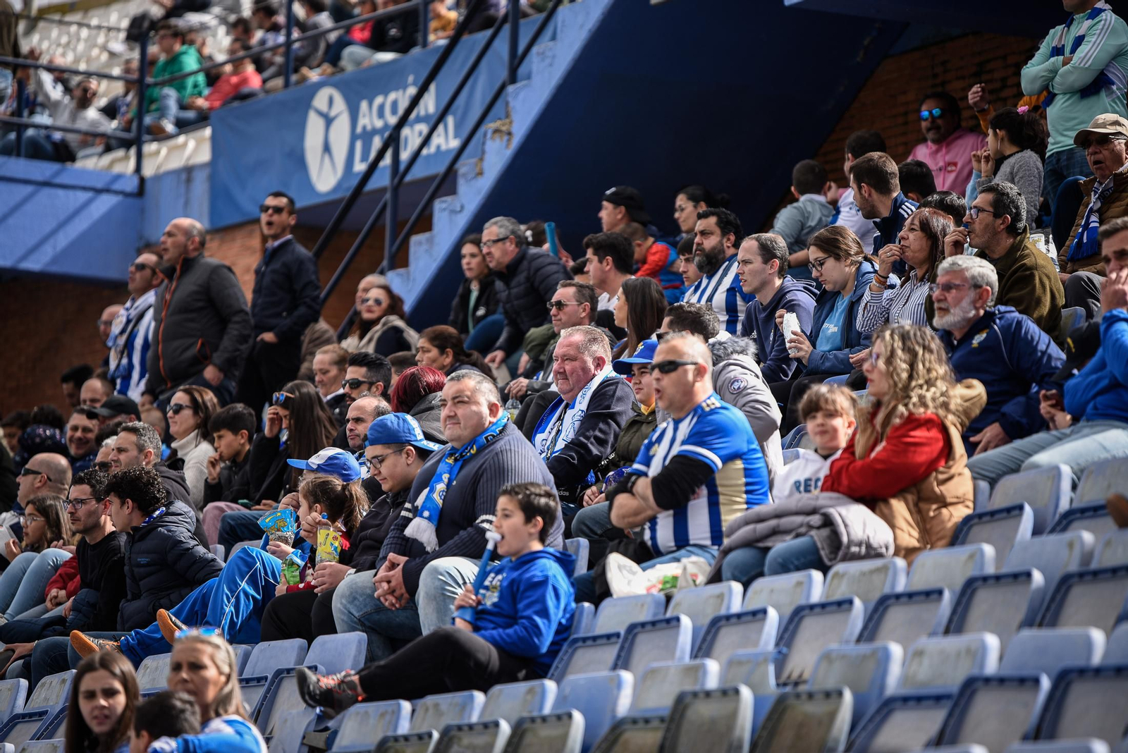 Imágenes de la afición en el Colombino en el Recreativo - Antequera