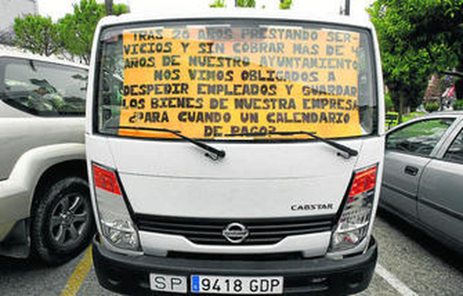 Grúas Fico reclama el pago de la deuda con este cartel a las puertas del Ayuntamiento.