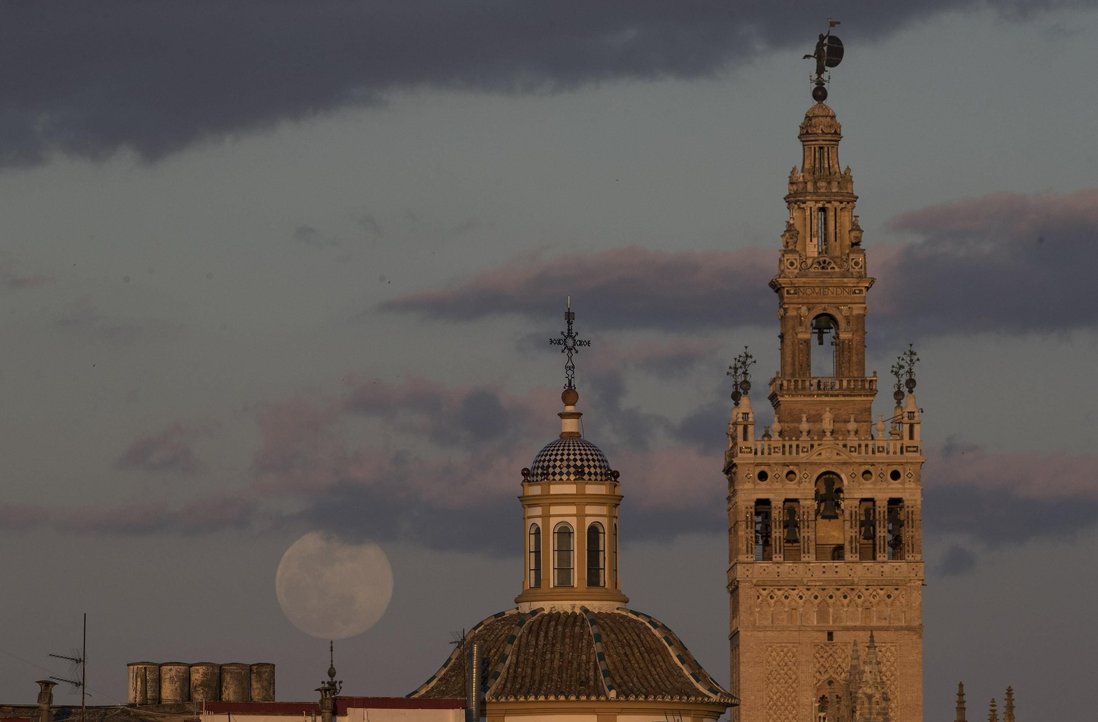 Las imágenes de la superluna de marzo en Sevilla