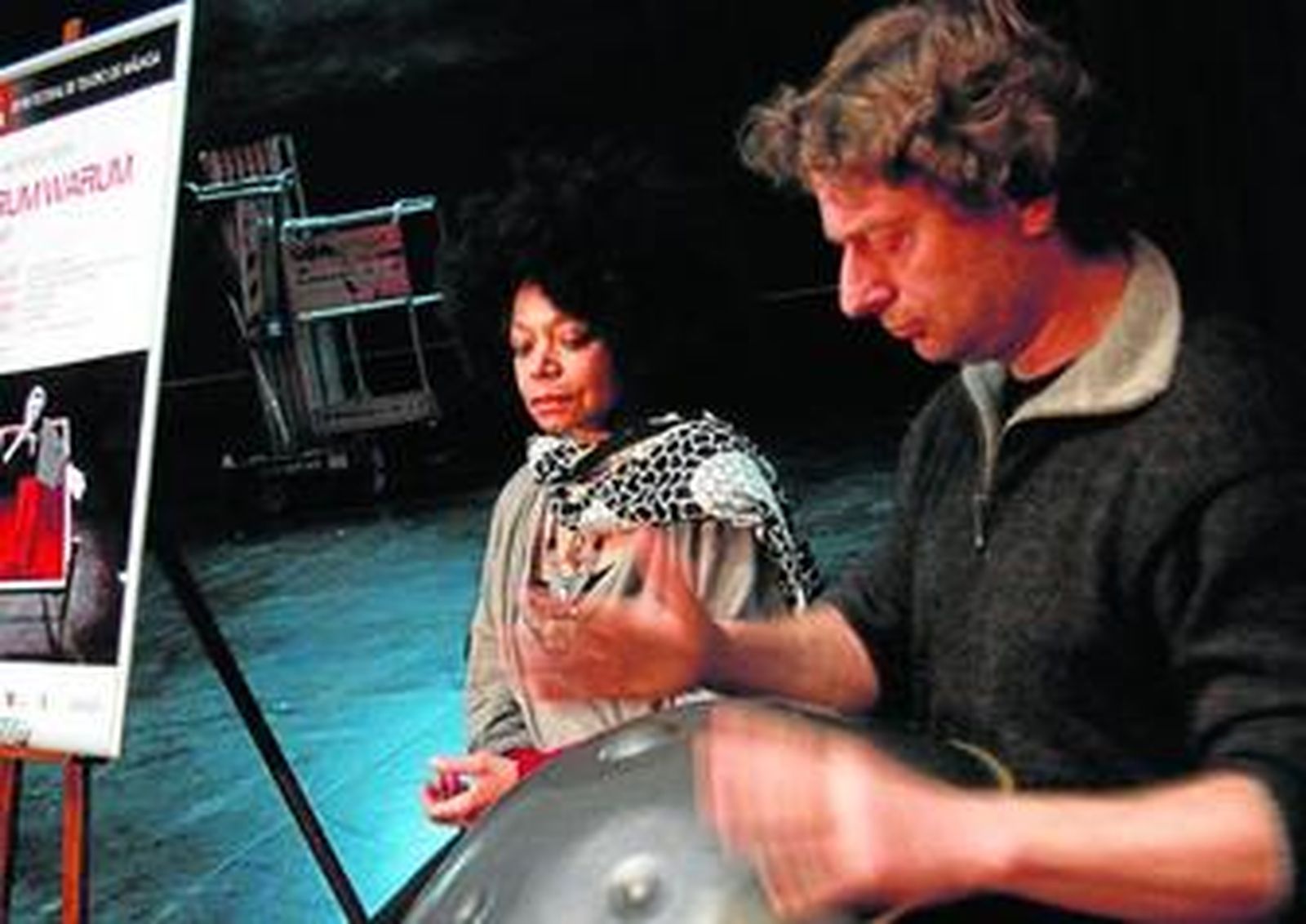 La actriz Miriam Goldschmidt y el músico Francesco Agnello, ayer, en el Teatro Echegaray.