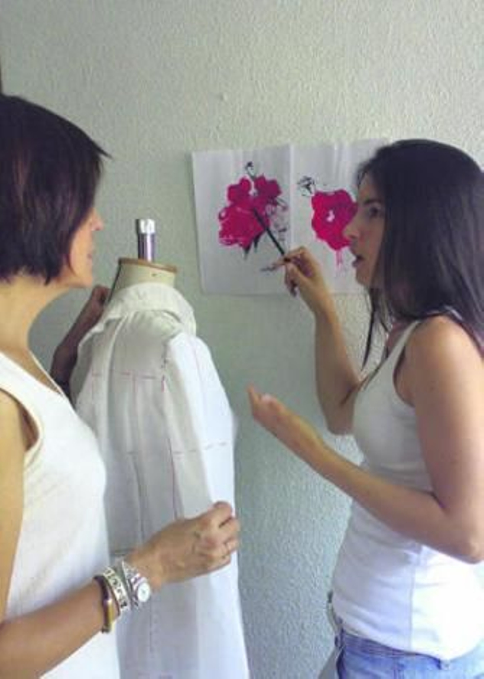 Las diseñadoras explican el mundo e la moda durante la entrevista.