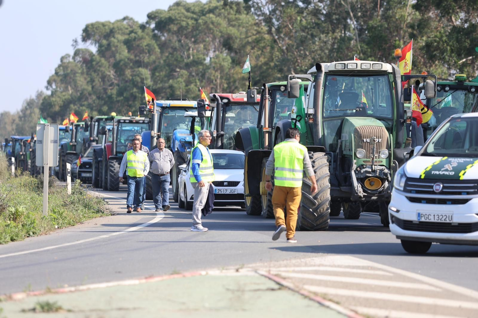 Los agricultores de Huelva cortan la A-49 y provocan el caos: las imágenes del momento