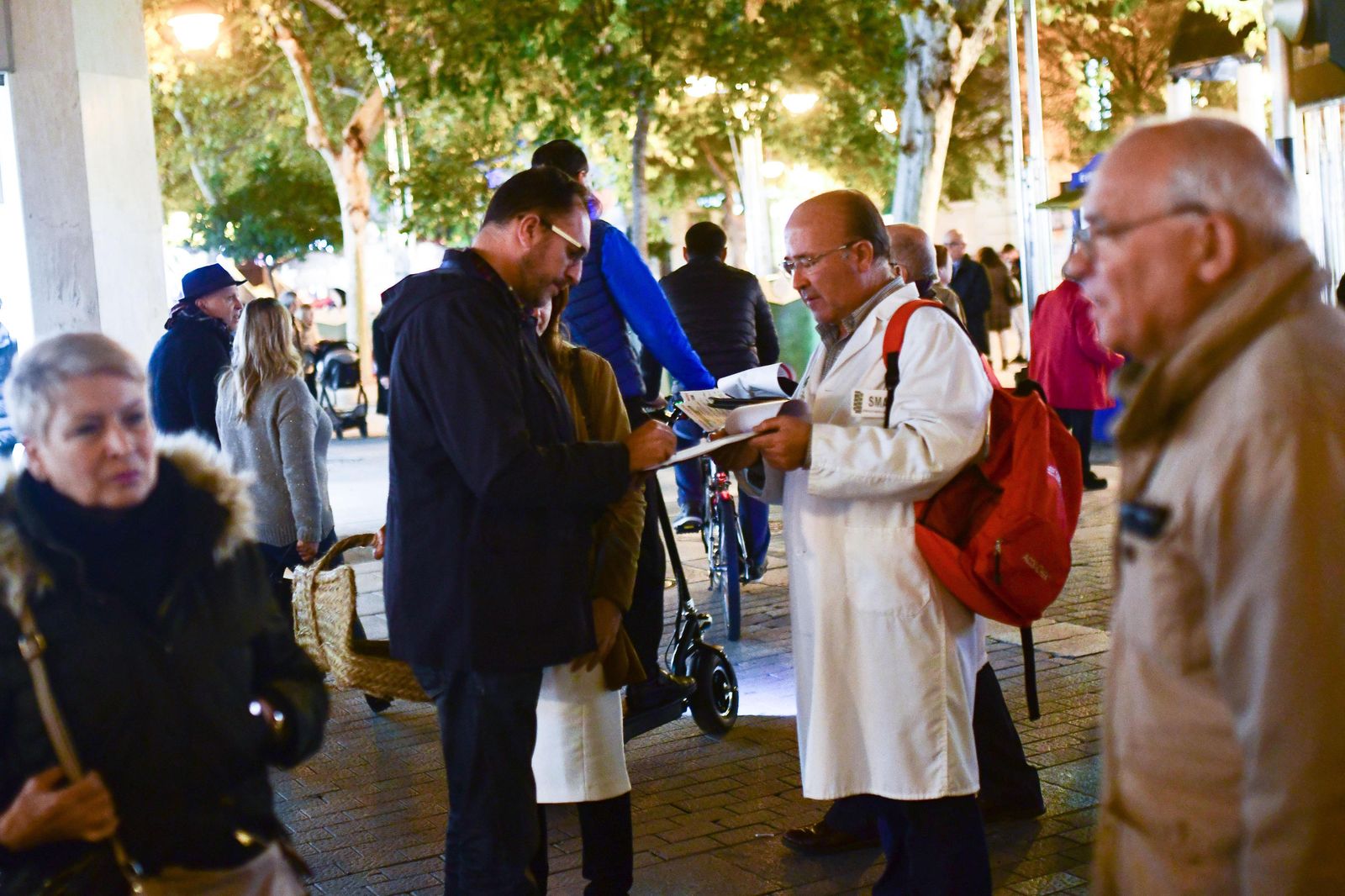 Un médico recoge firmas en el bulevar del Gran Capitán