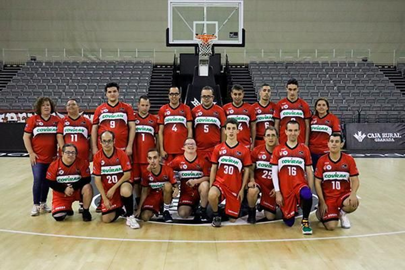 Foto de equipo del Sierra Nevada en el Palacio tras la entrega de camisetas