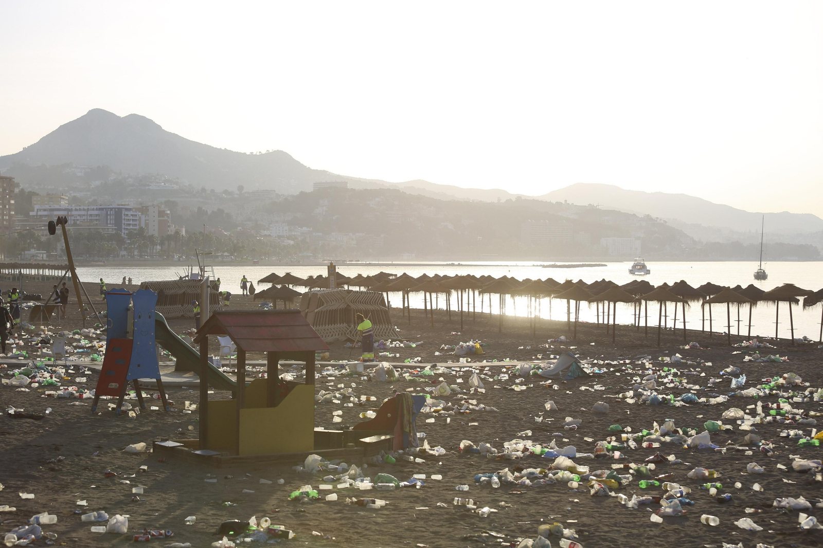 Las fotos de la basura en las playas de Málaga tras San Juan