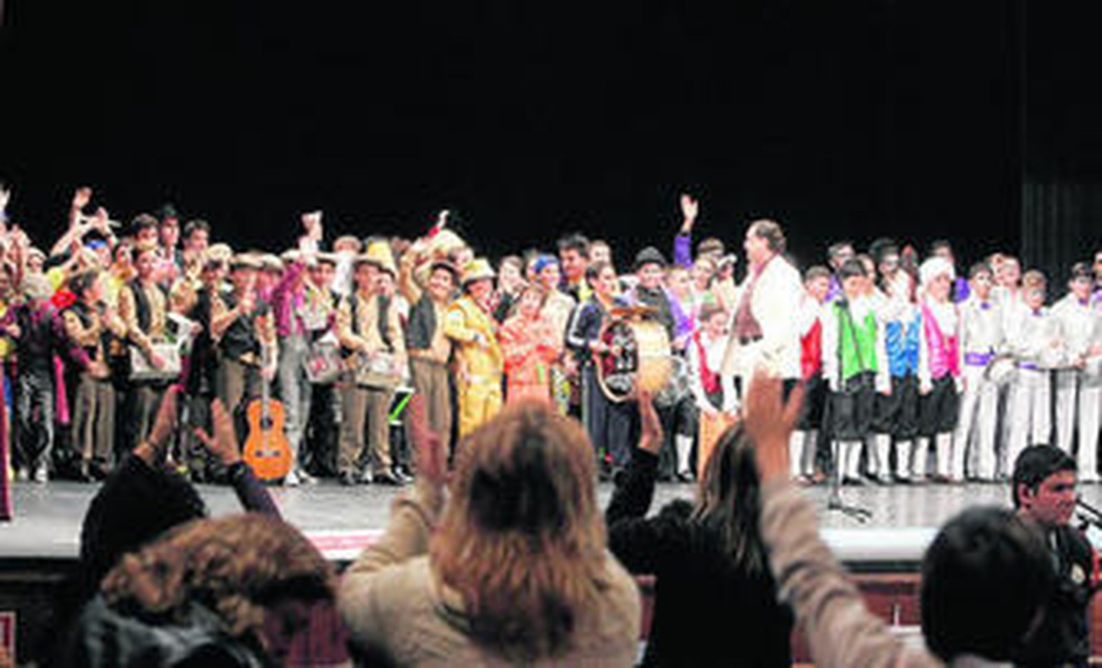 Los integrantes de las siete agrupaciones finalistas cantaron juntos sobre el escenario el pasodoble 'Me han dicho que el amarillo...', de Manolo Santander.