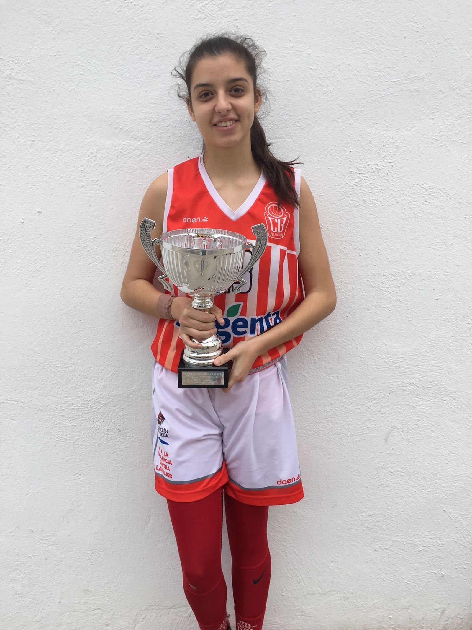 María González posa con el título de campeona de Andalucía, ayer en Almería.