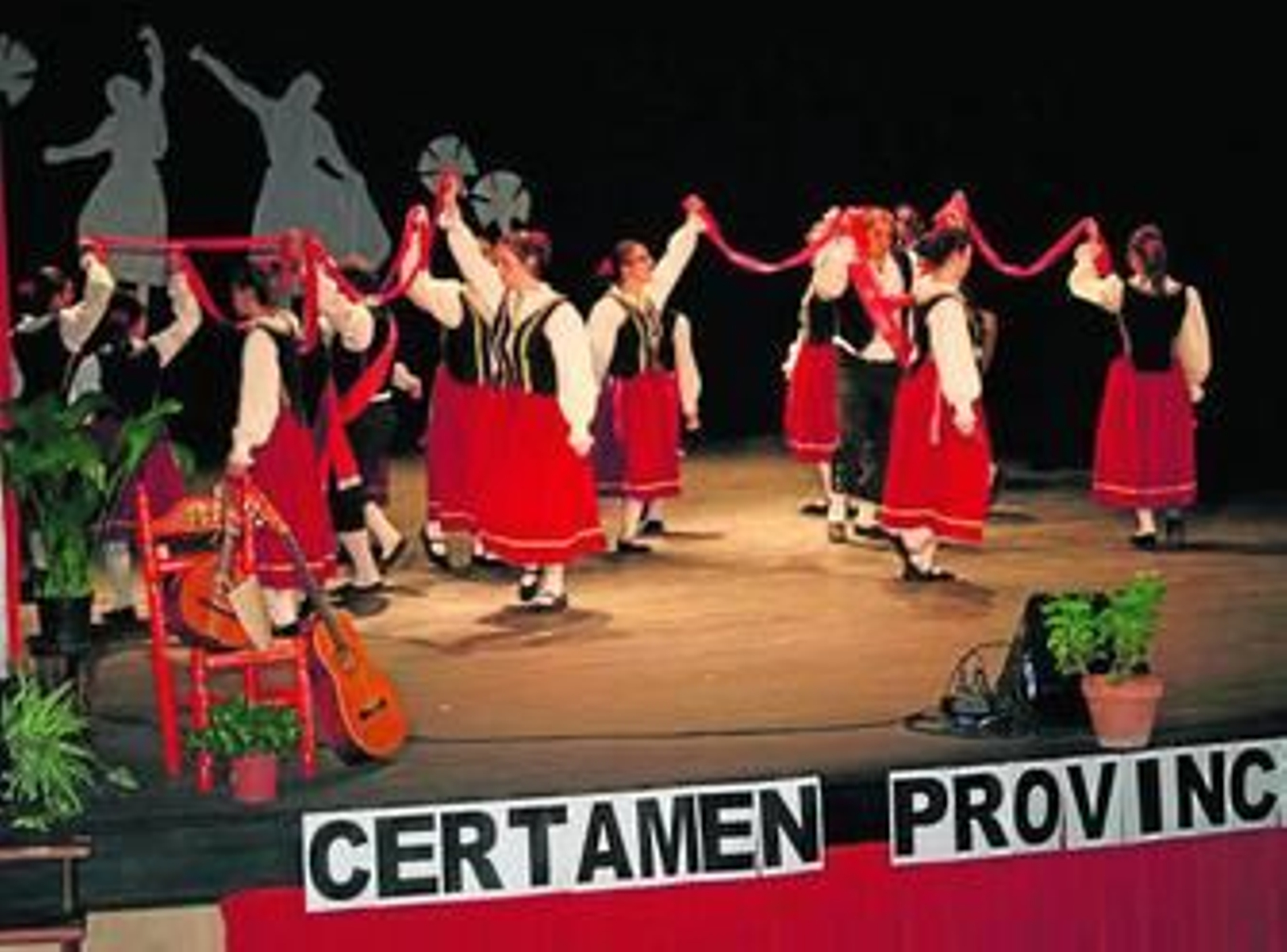 Bailarines de la danza del pañuelo en un concurso de bailes tradicionales.