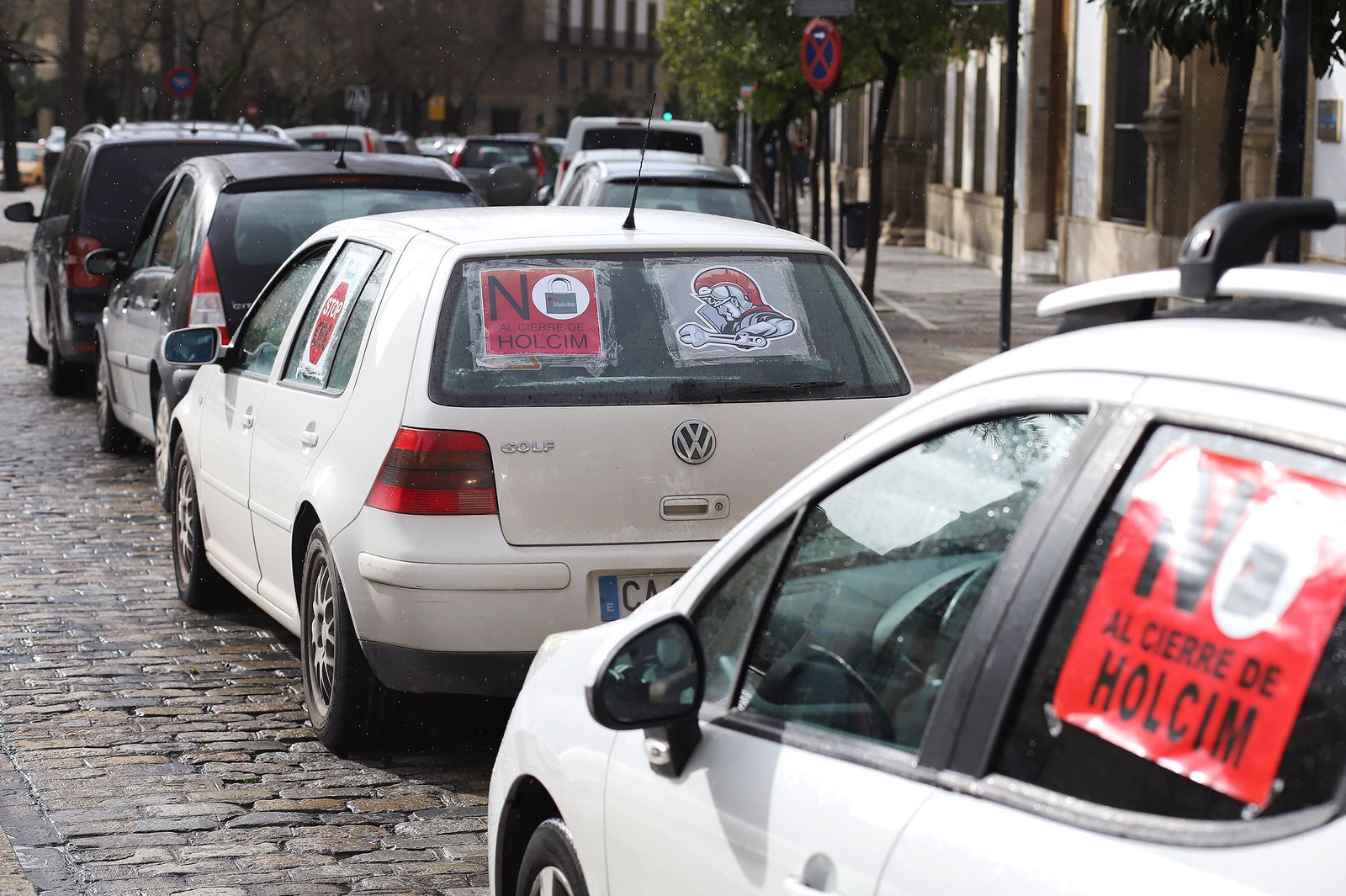Caravana de protesta de la plantilla de Holcim.