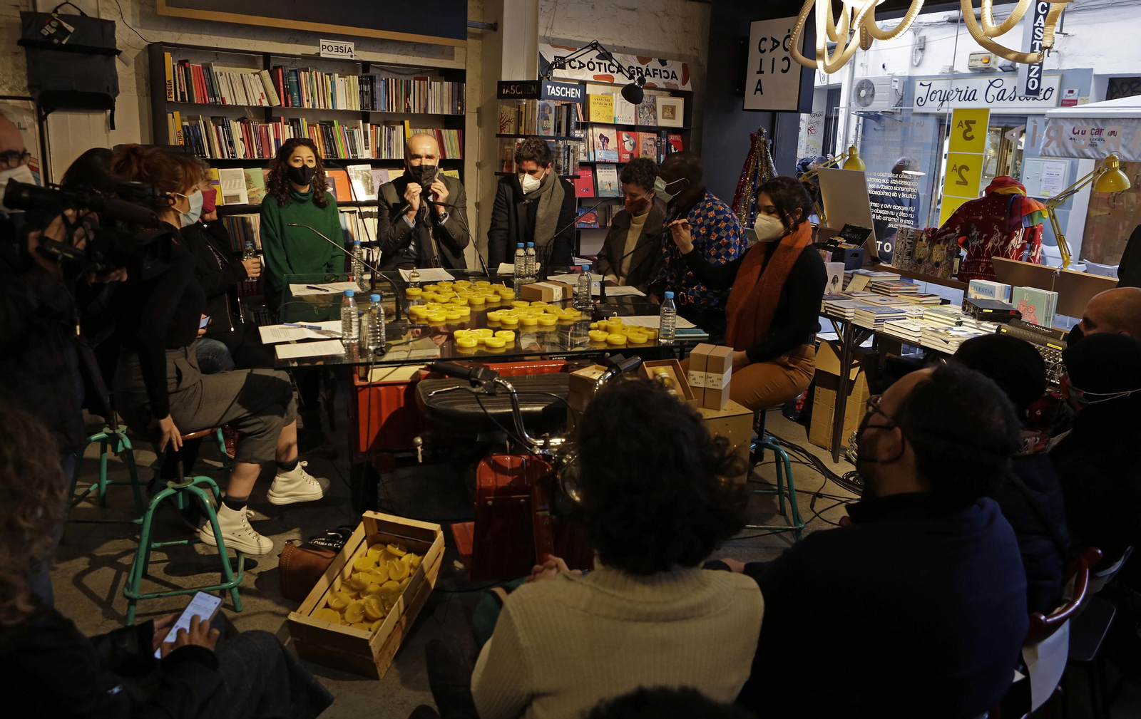 Una presentación en la librería Caótica.