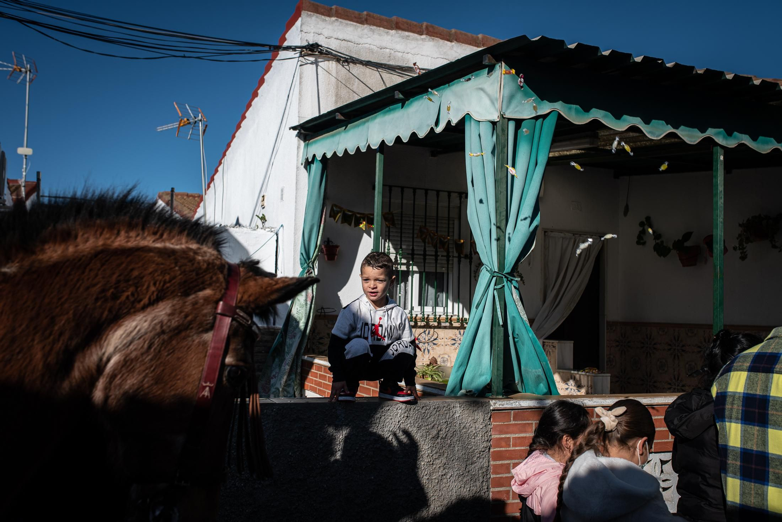 La visita de los Reyes Magos a los barrios de Huelva en imágenes