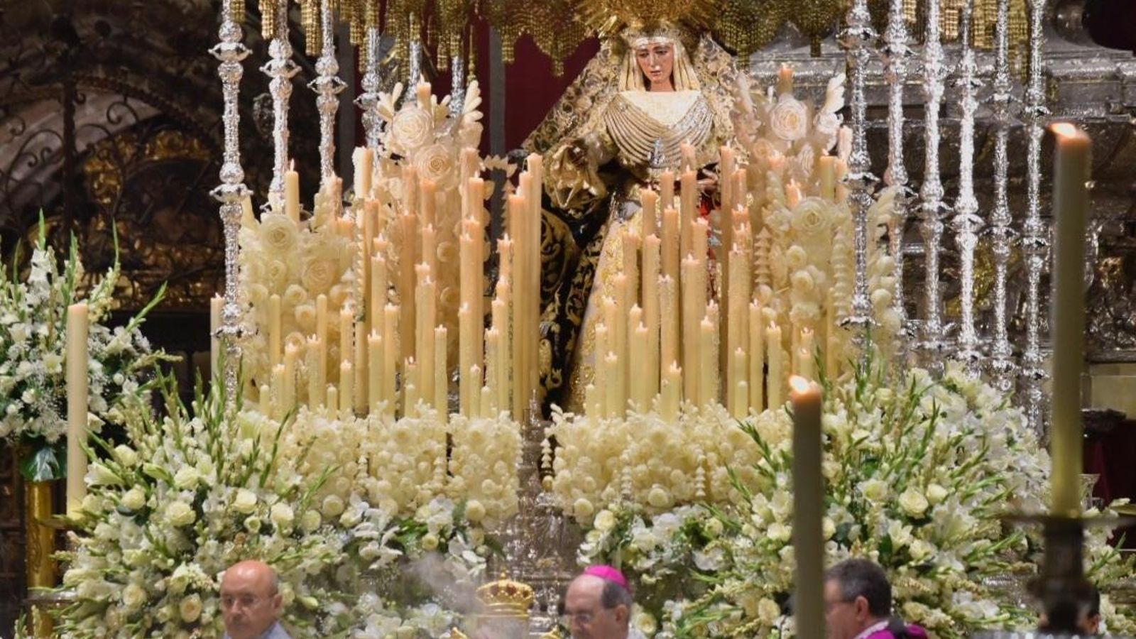 La Esperanza en su paso de palio.