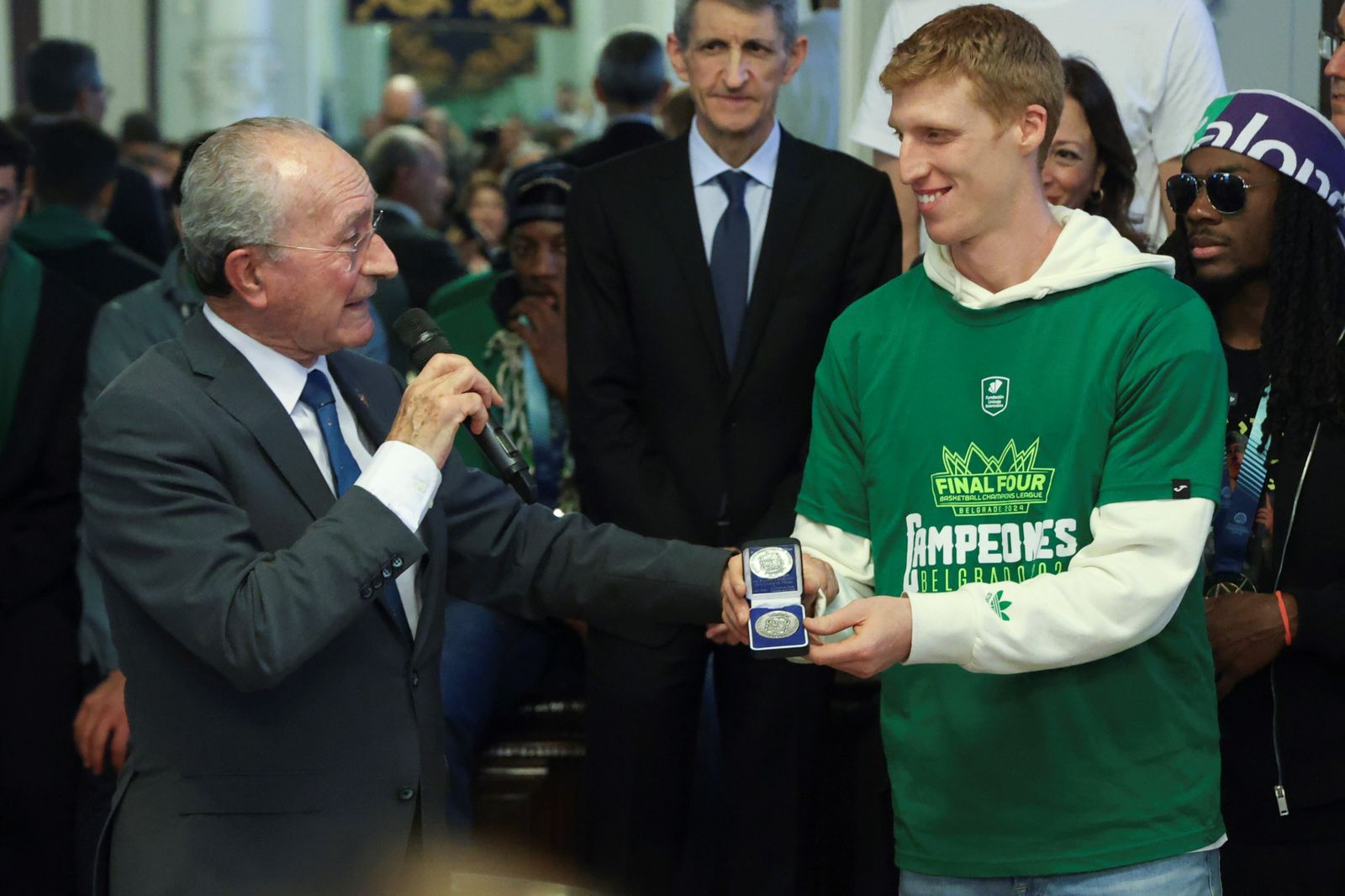 El Unicaja celebra en las calles de Málaga el título de la BCL
