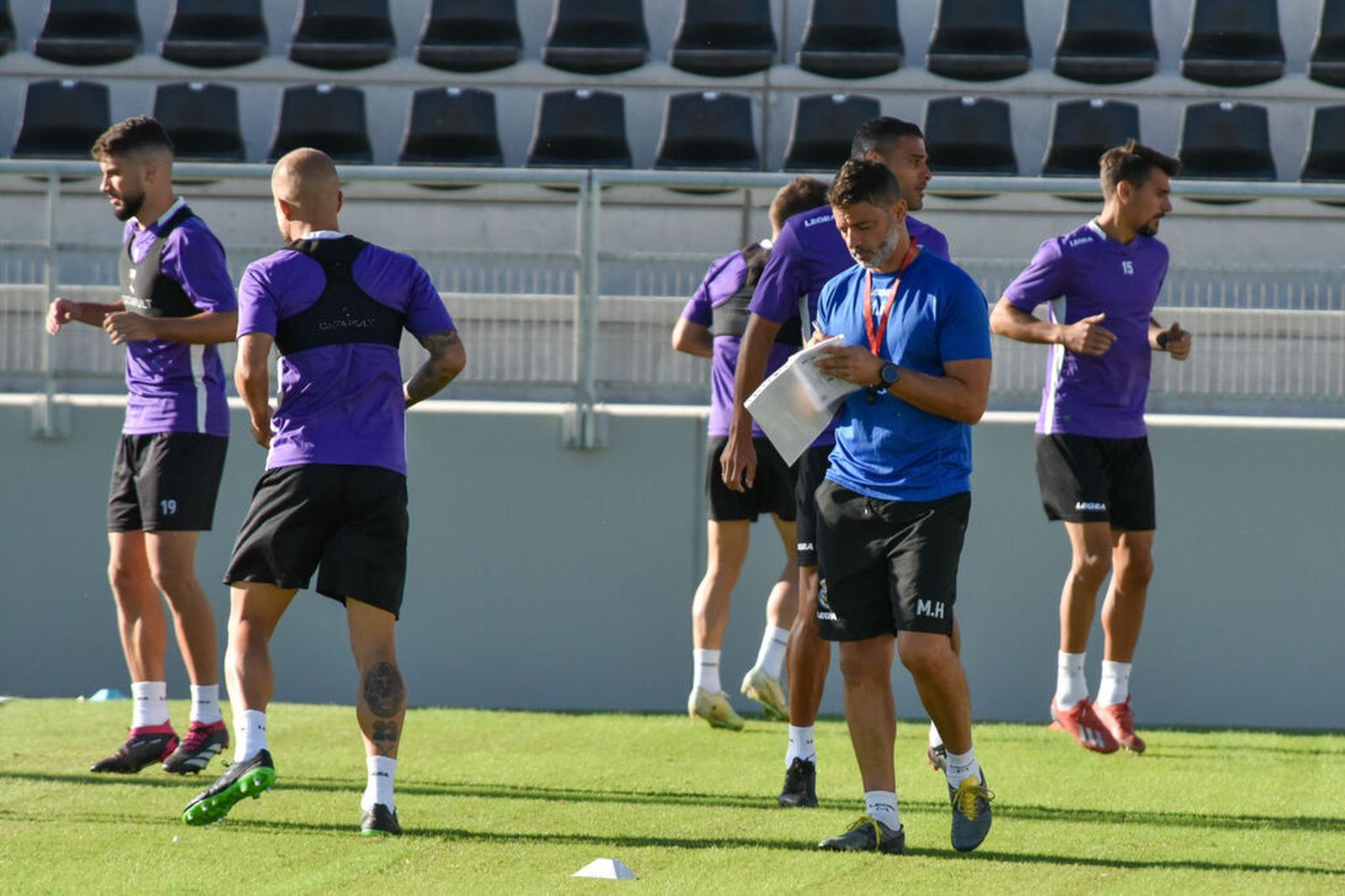 Mere toma notas mientras sus jugadores calientan, este sábado