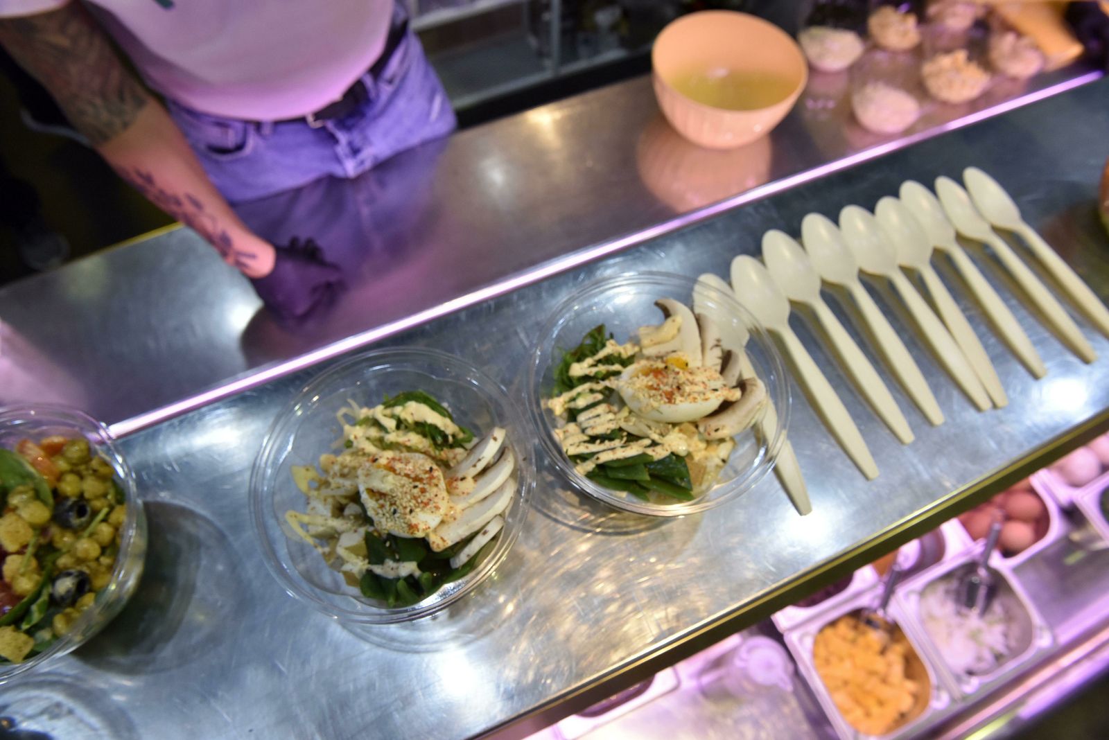 Toc Away, en el puesto 10 del Mercado de Triana, con boles para llevar.