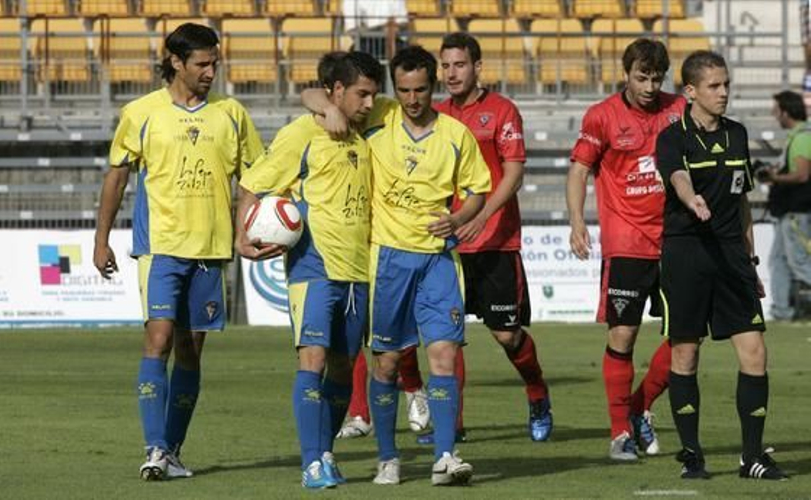 Carlos Caballero toma el balón dispuesto a lanzar la pena máxima. 

Foto: Jesus Marin