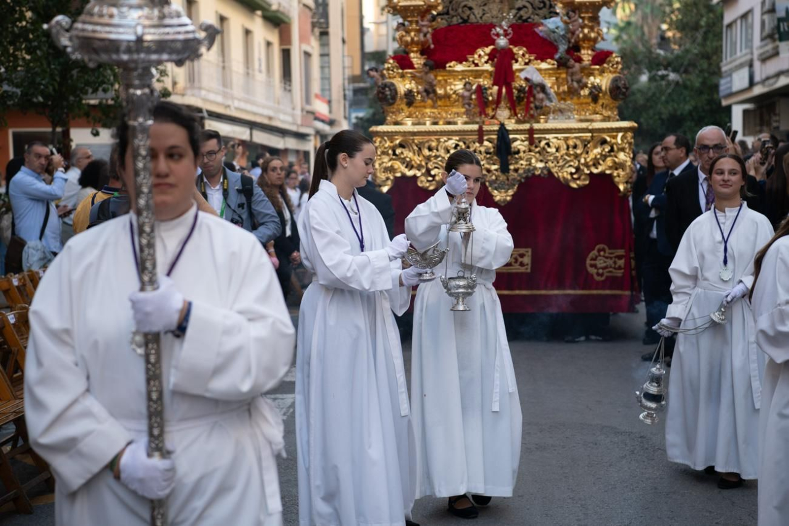 Una marea de devoción inunda Jaén al paso de la Magna, en imágenes