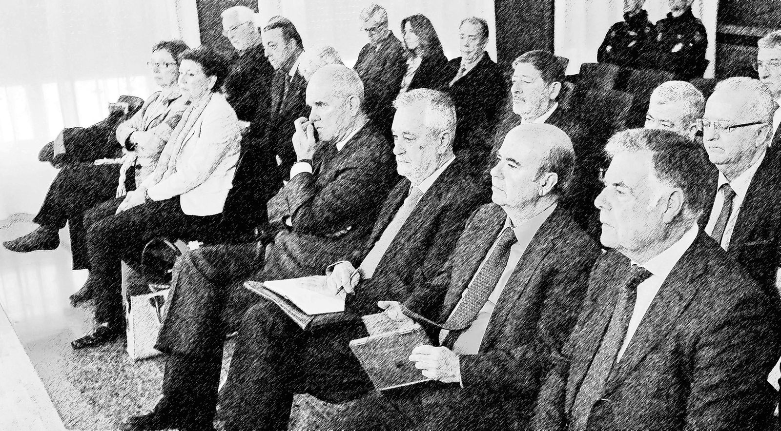 El banquillo de los acusados, en una sala de la Audiencia de Sevilla.