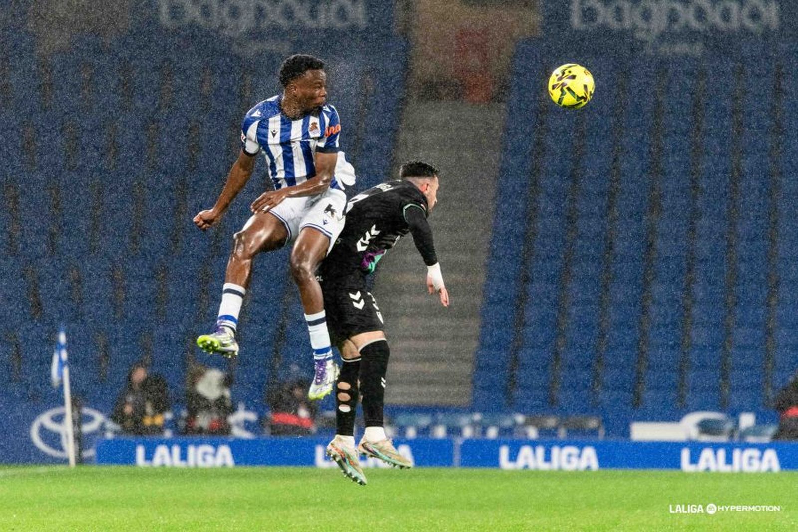 Puga pelea un balón.