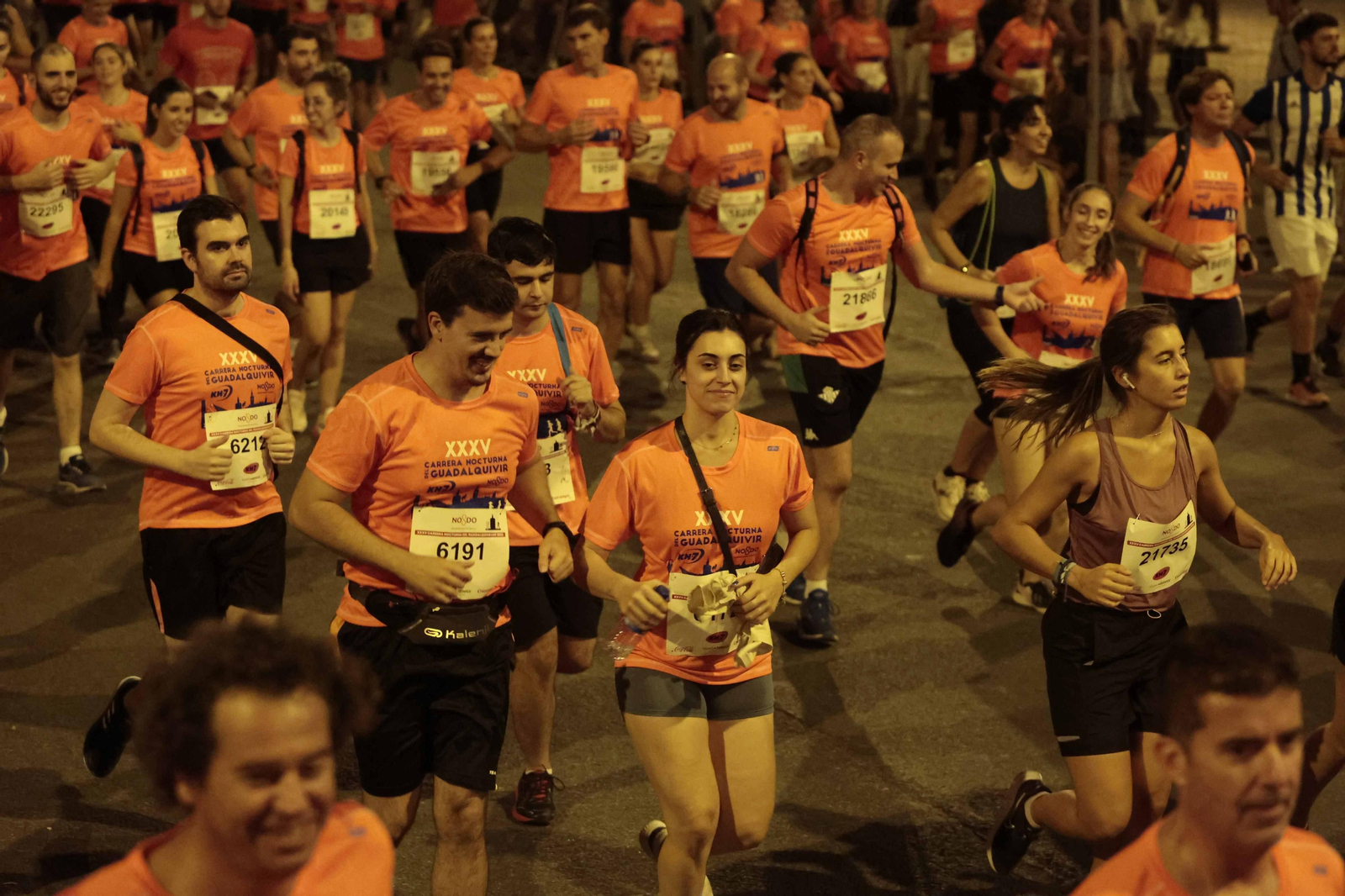 Búscate en las fotos de la Carrera Nocturna (III)