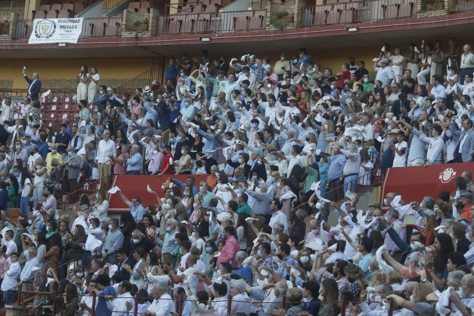 La corrida por el 30 aniversario de la alternativa de Finito de Córdoba, en imágenes