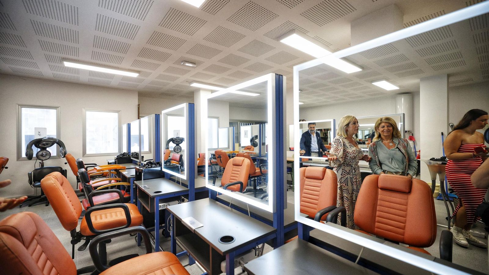 La delegada, el concejal y la directora, en la nueva aula específica de peluquería.