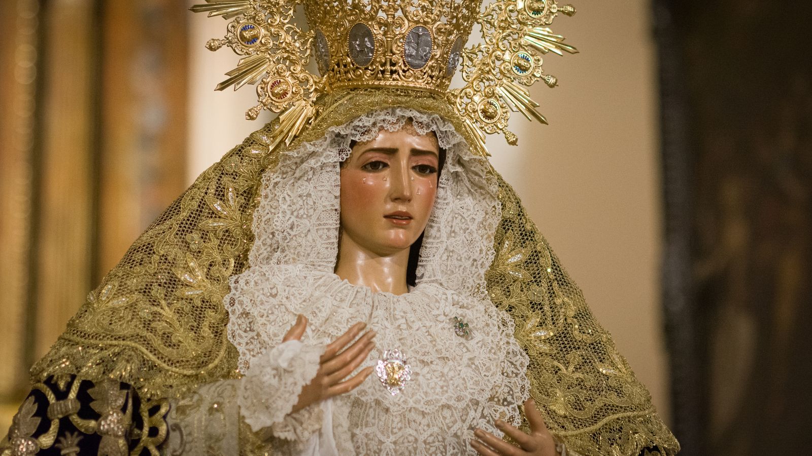 La Virgen del Dulce Nombre se encuentra en veneración en el altar mayor de San Lorenzo