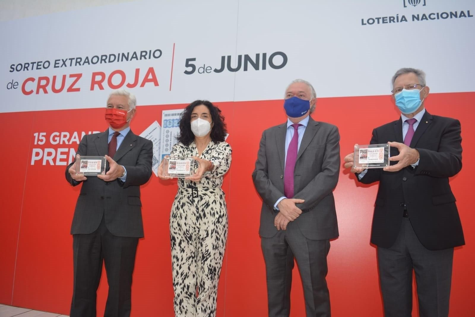Presentación en Sevilla del Sorteo Extraordinario Cruz Roja de Lotería Nacional con el presidente provincial de Cruz Roja, Francisco Rodríguez Guanter; la presidenta autonómica de Cruz Roja Española en Andalucía, María del Mar Pageo Giménez; el presidente de Loterias y Apuestas del Estado, Jesús Huerta, y el presidente de Cruz Roja Española, Javier Senent.