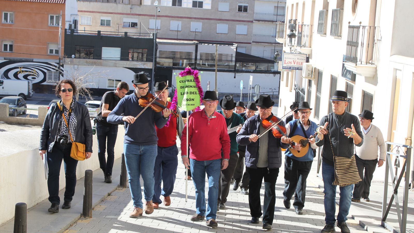 El baile de ánimas por las calles del municipio.