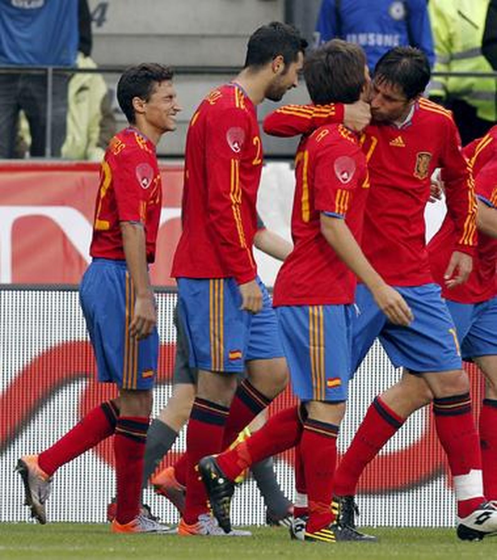 España sufre para superar a Corea en su penúltimo amistoso antes de viajar a Sudáfrica. / EFE