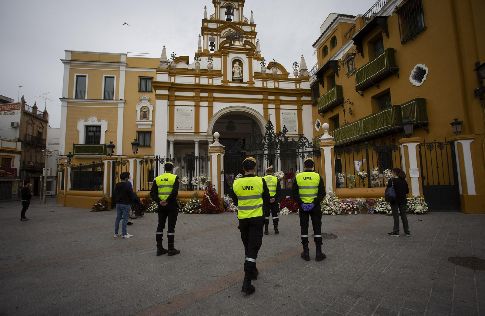 Militares de la UME ante la Basílica de la Macarena.