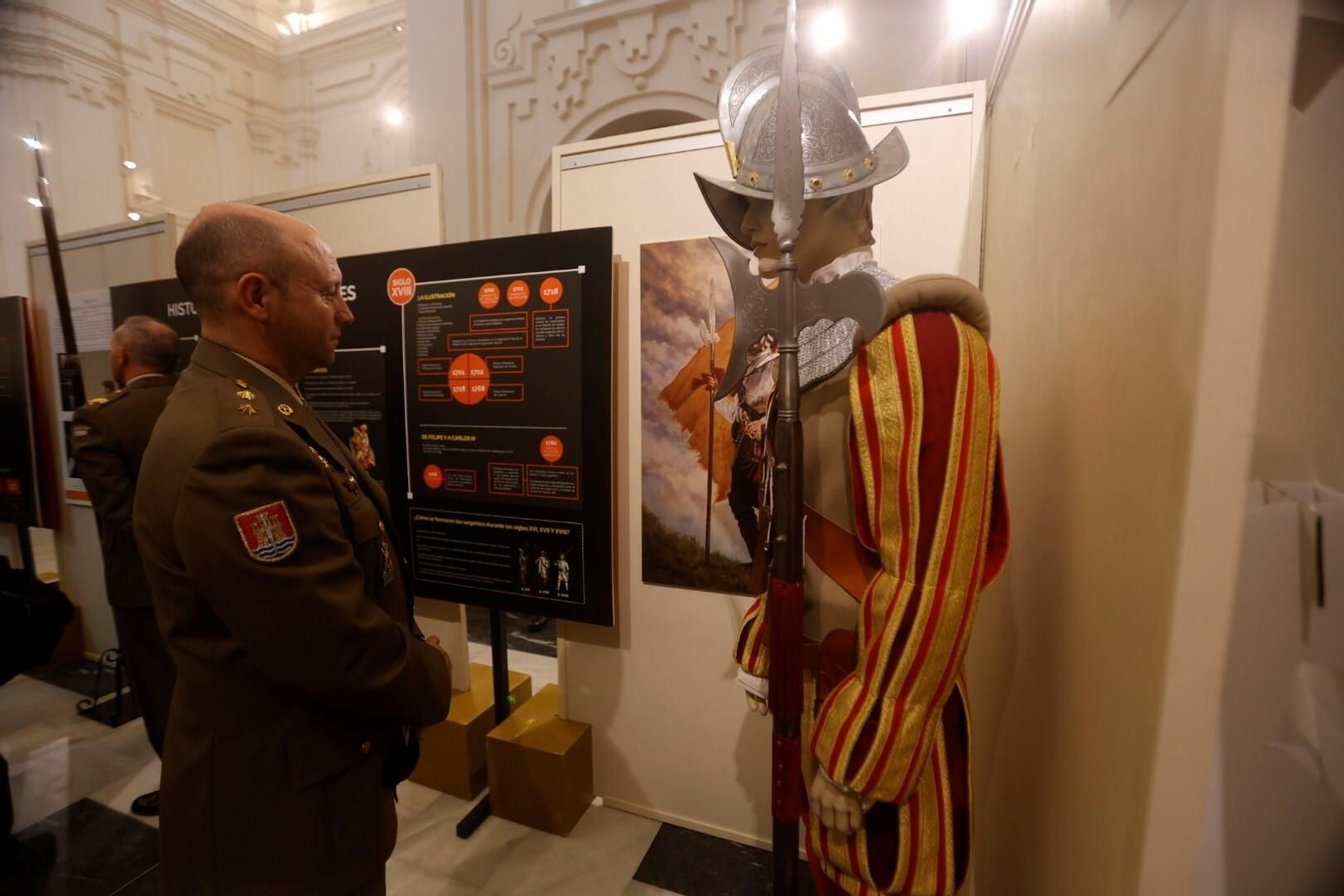 La exposición en Córdoba sobre los suboficiales en la historia militar de España, en imágenes