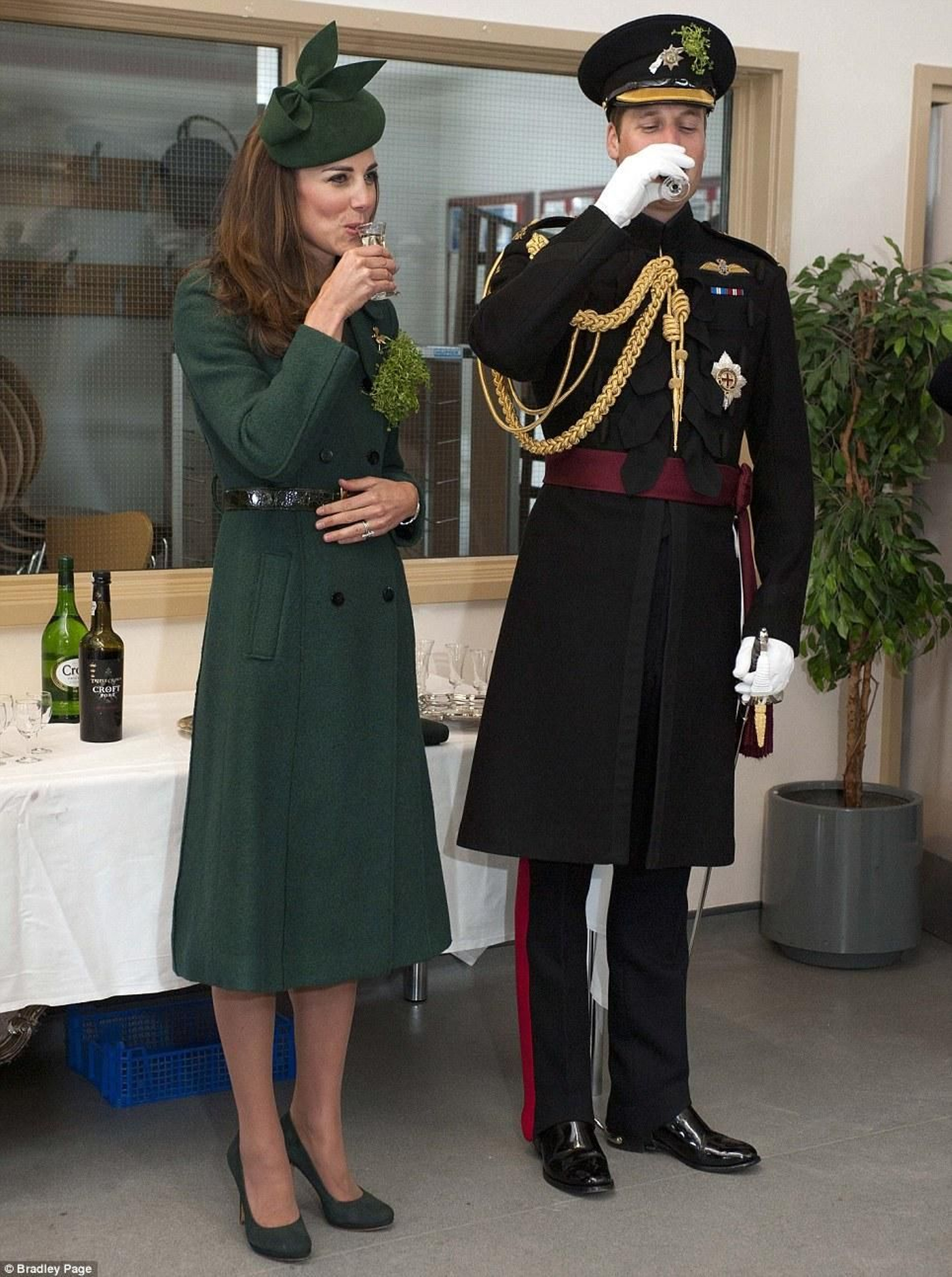 Los duques de Cambridge brindan con jerez de Croft durante el día de San Patricio, 2013.