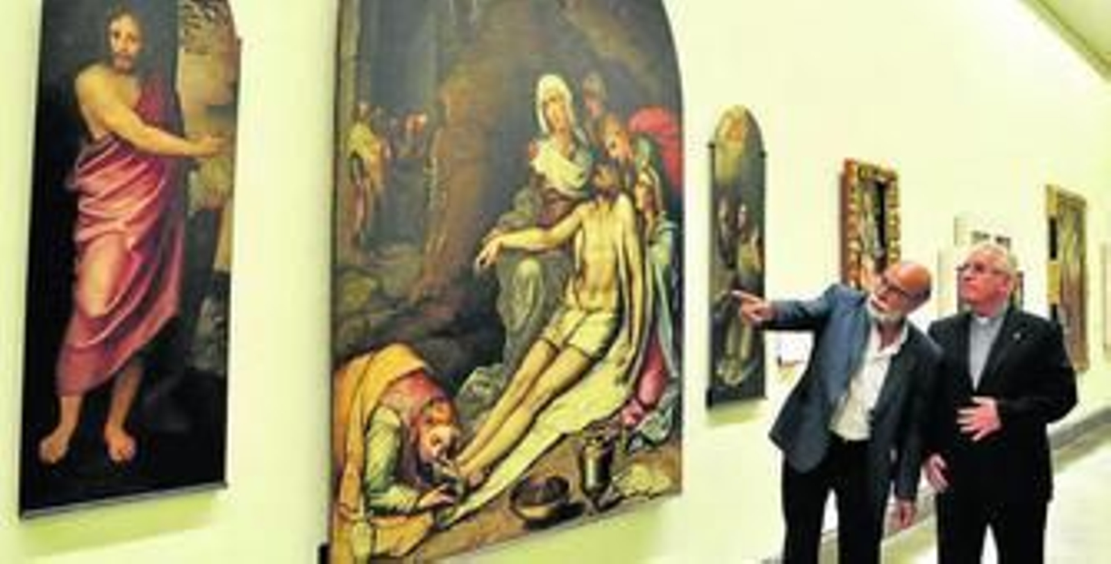 Bernardo Bueno, con el representante de la parroquia, ayer ante las tres tablas en el Bellas Artes.