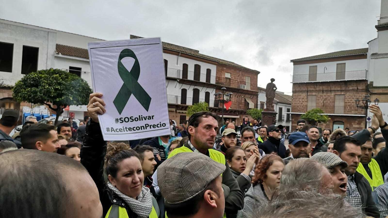Un momento de la protesta en la plaza de España de Montoro.