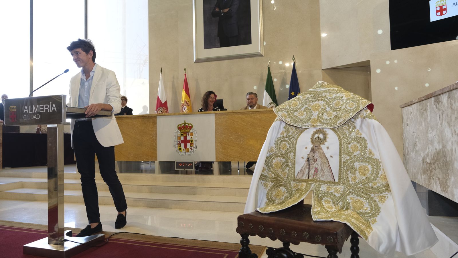 Imágenes de la entrega del Capote de Paseo a Jorge Martínez