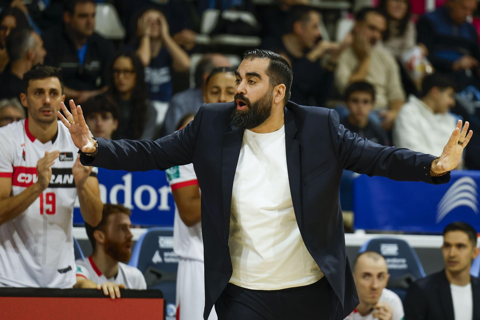 Ramón Díaz ordena a los suyos en el pasado partido en Andorra