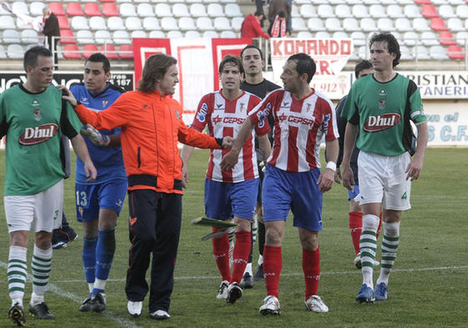 El Algeciras, que sólo logró empatar ante el Puerto Real en un ambiente enrarecido, continúa cuarto en la clasificación./Fotos:Erasmo Fenoy 

Foto: Erasmo Fenoy
