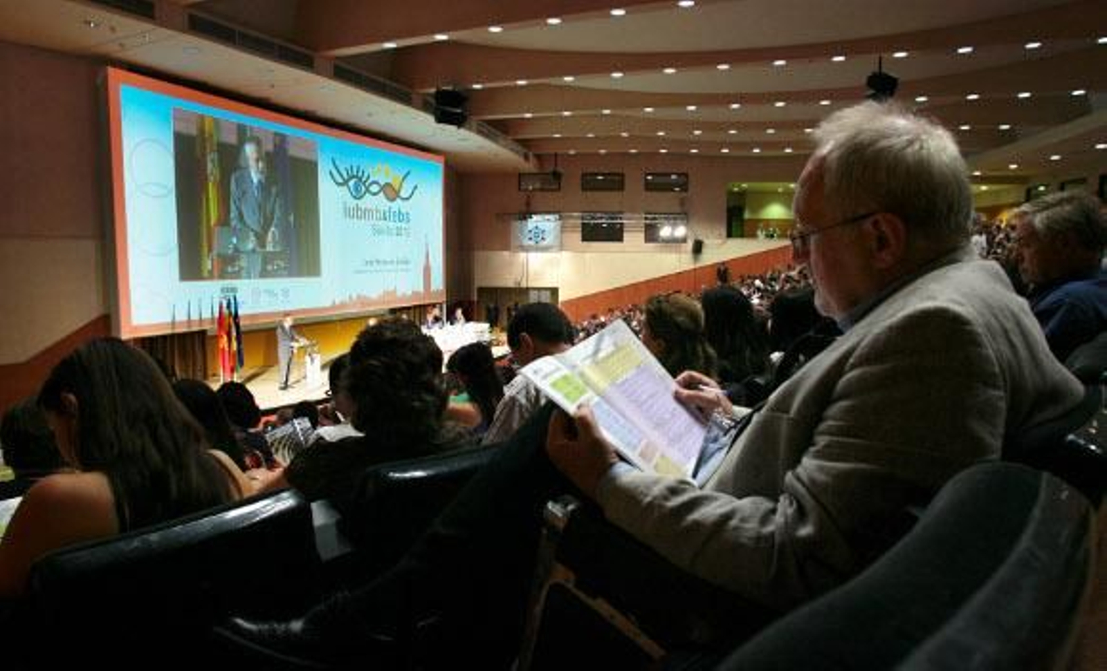 Griñán defiende no lastrar a una generación de jóvenes científicos