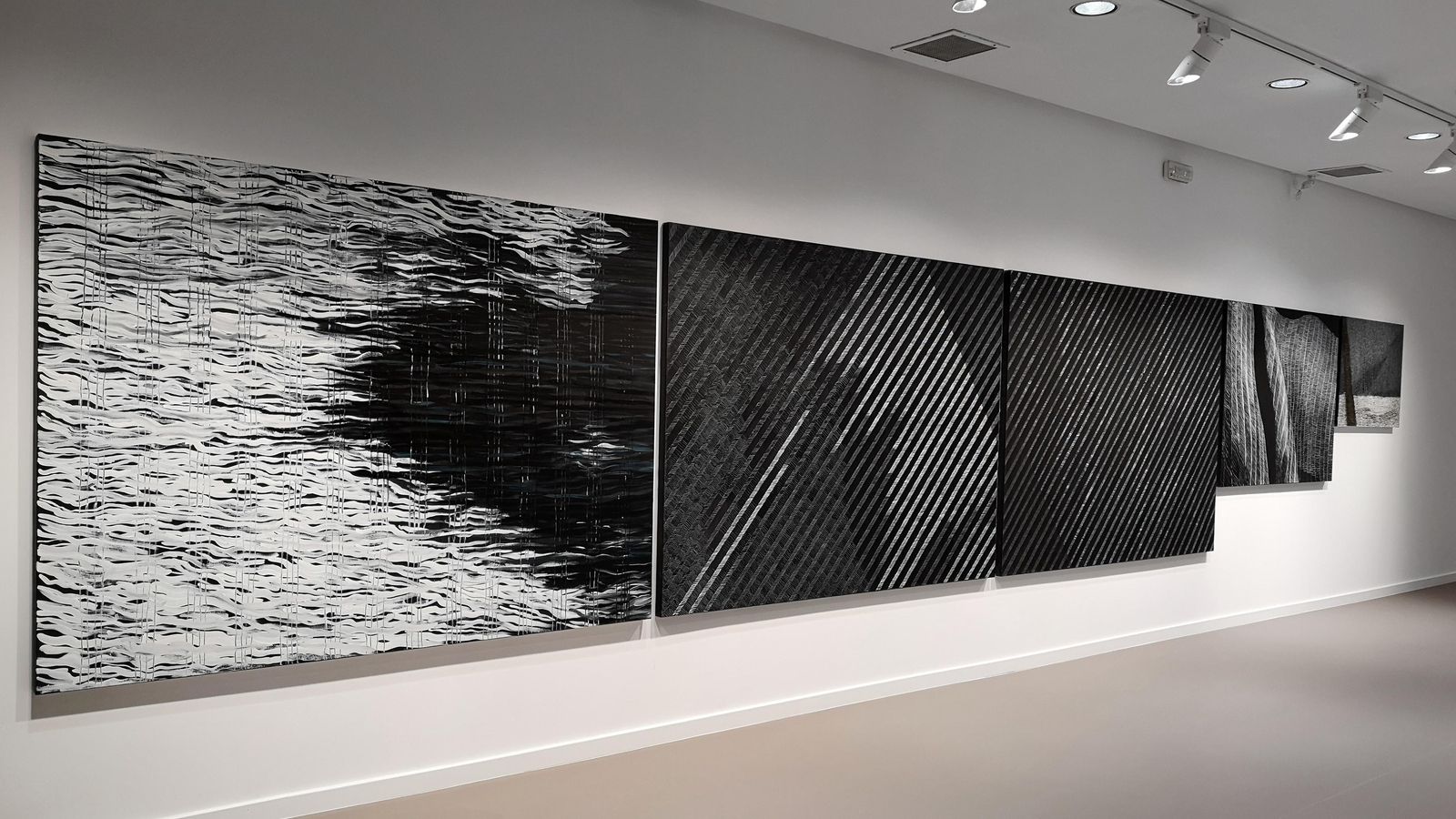 Políptico 'Silencio' de Soledad Sevilla, en la planta baja.