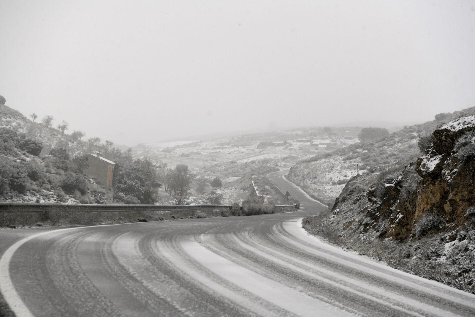 La borrasca Karlotta causa problemas pero produce la primera gran nevada de la temporada, en cotas bajas como la Carretera de La Cabra