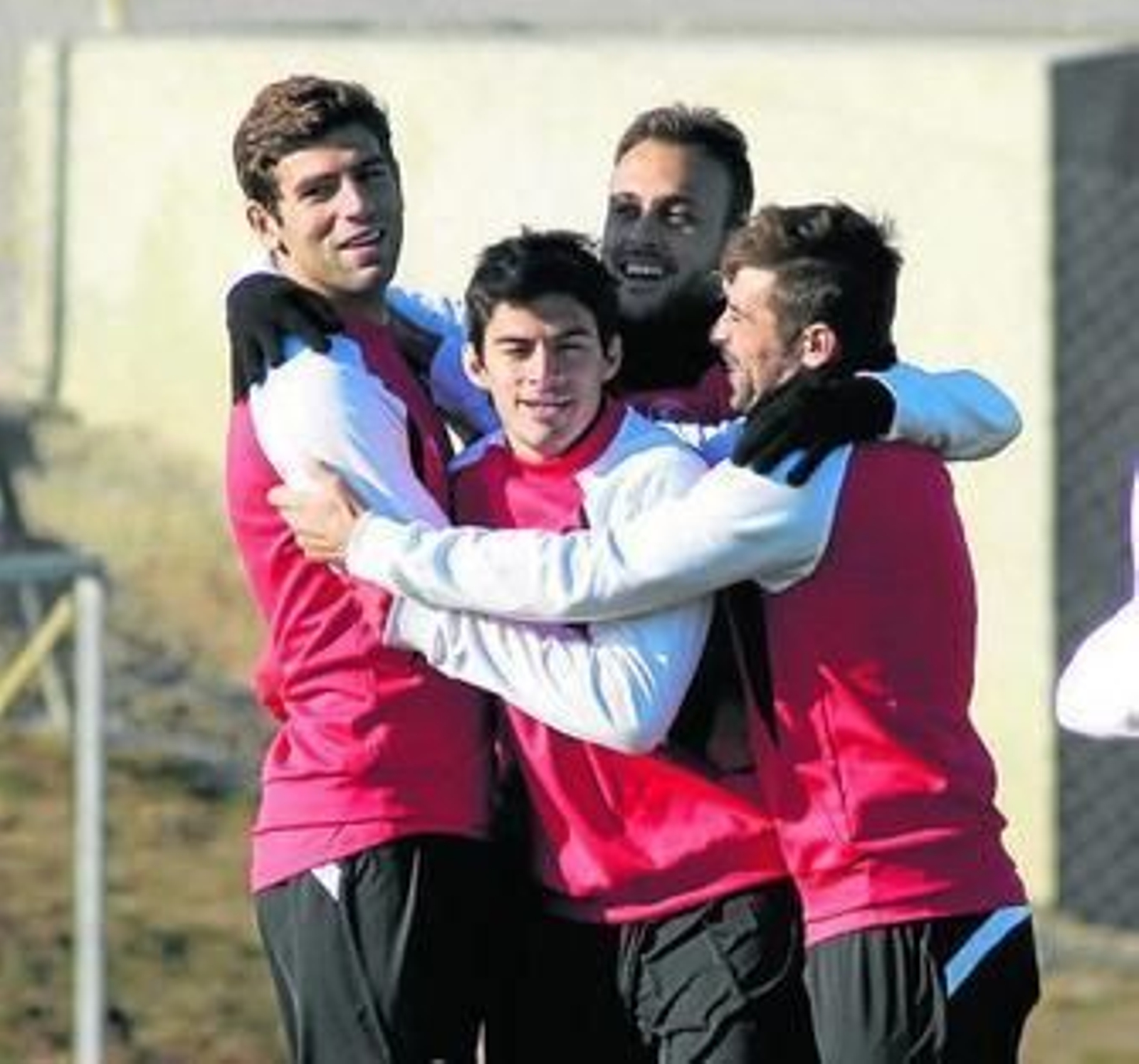 Cala, abrazado a Fazio, Perotti y Coke.