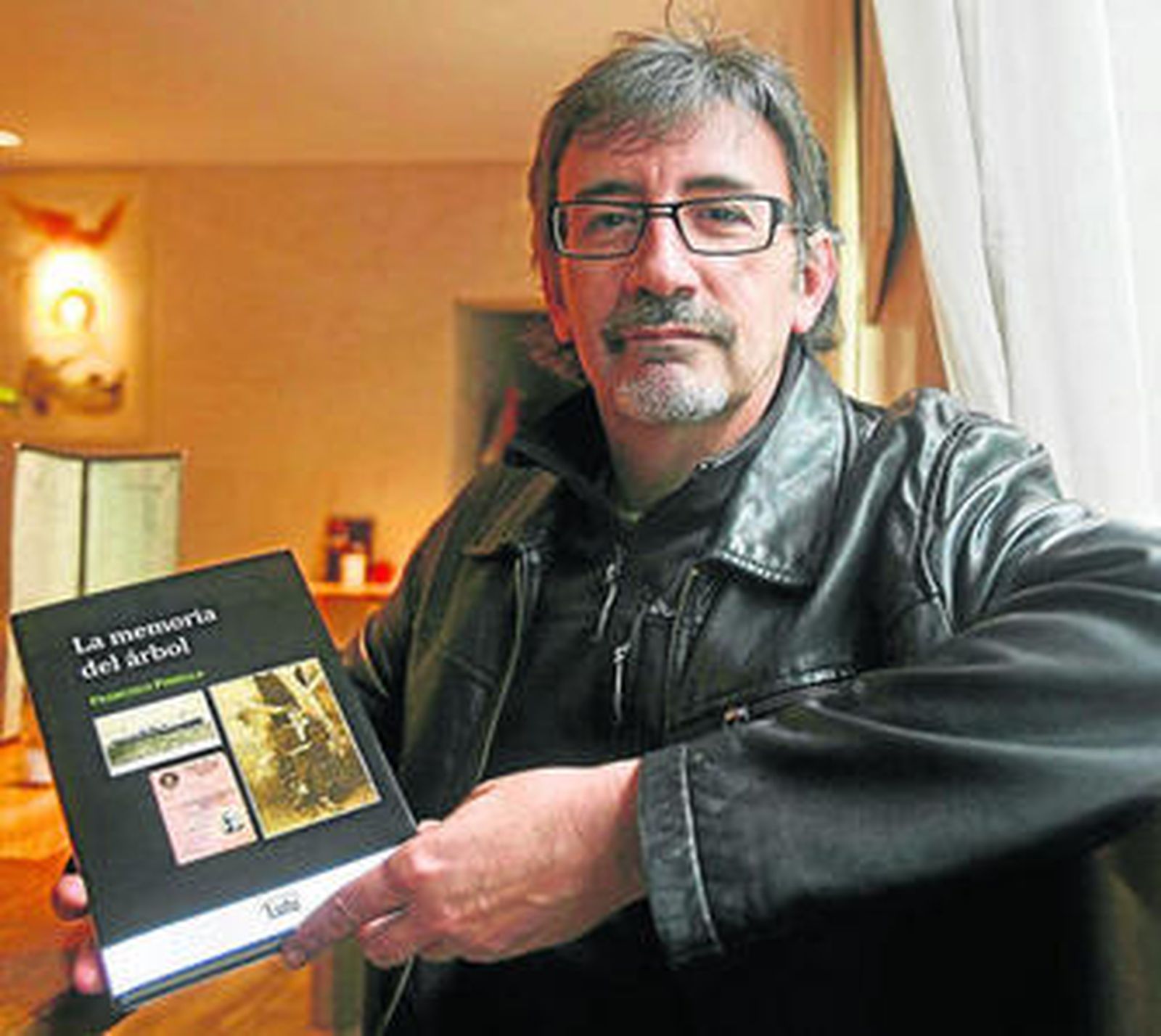 Francisco Piniella, con un ejemplar de su libro.