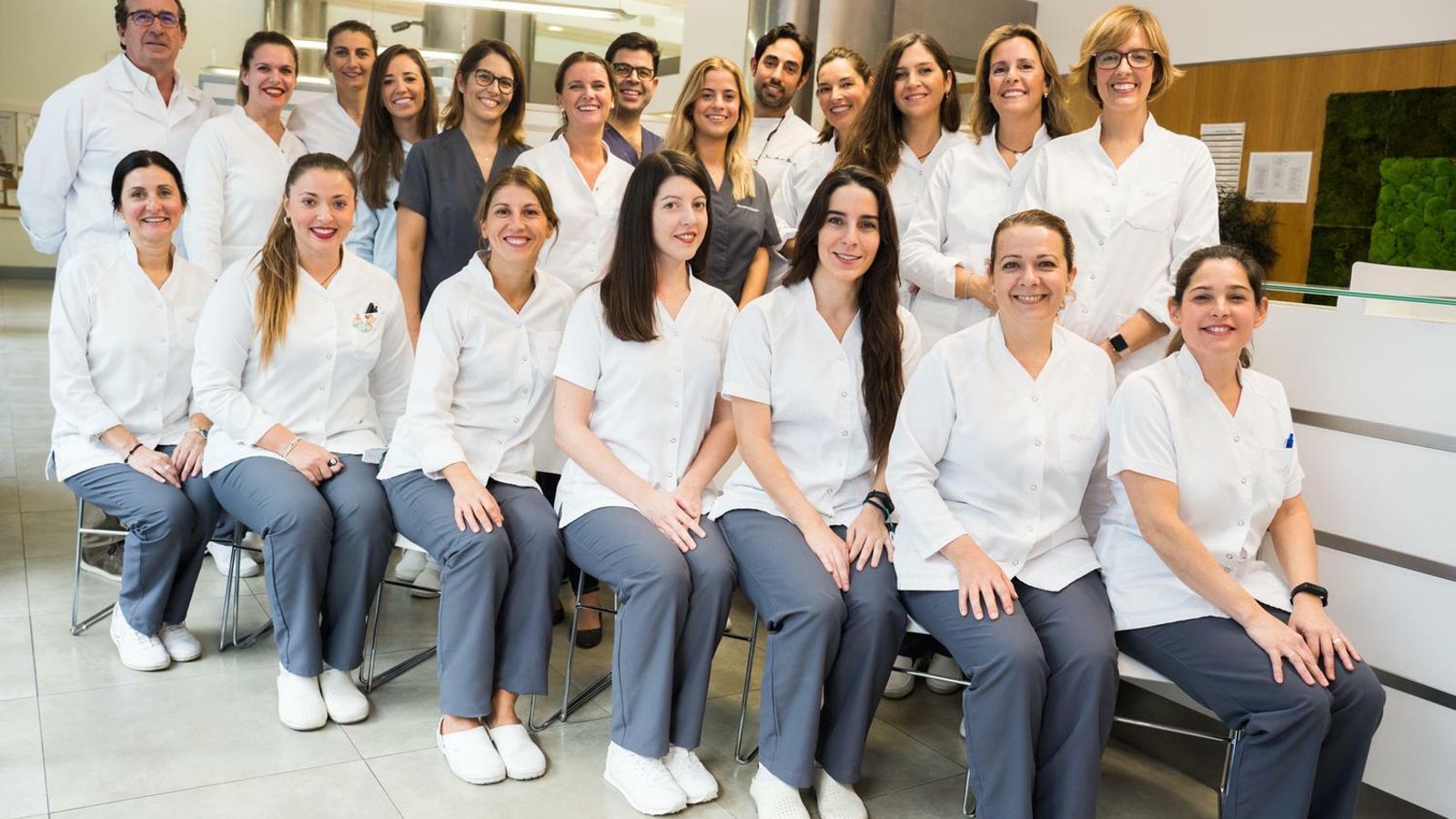 Ramón Goenechea con el equipo de la clínica.